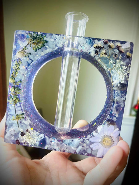 Flower propagation vase with amethyst