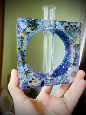 Flower propagation vase with amethyst
