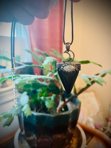 Black onyx arrowhead style pendant necklace