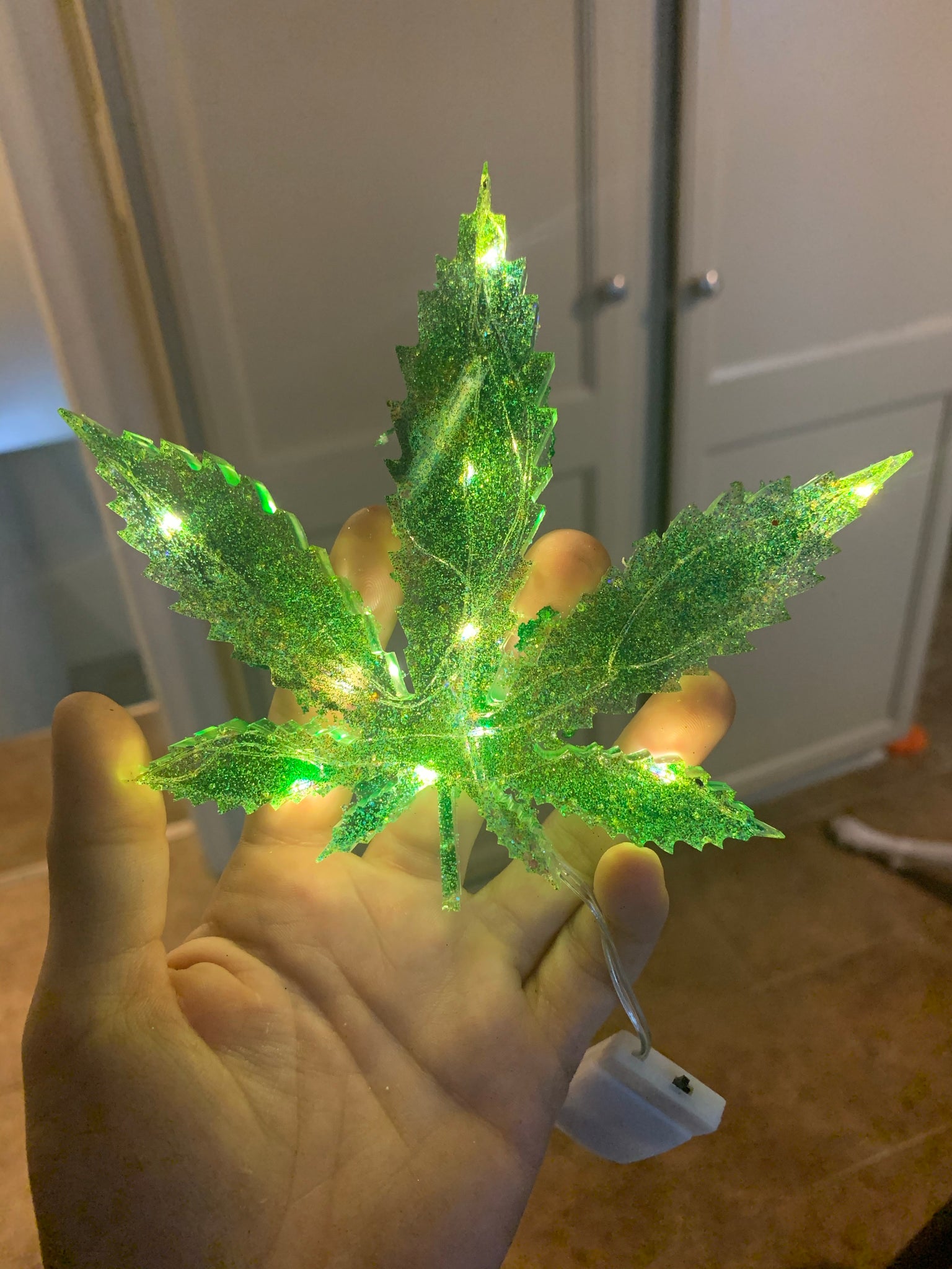 Glittered green pot leaf lamp